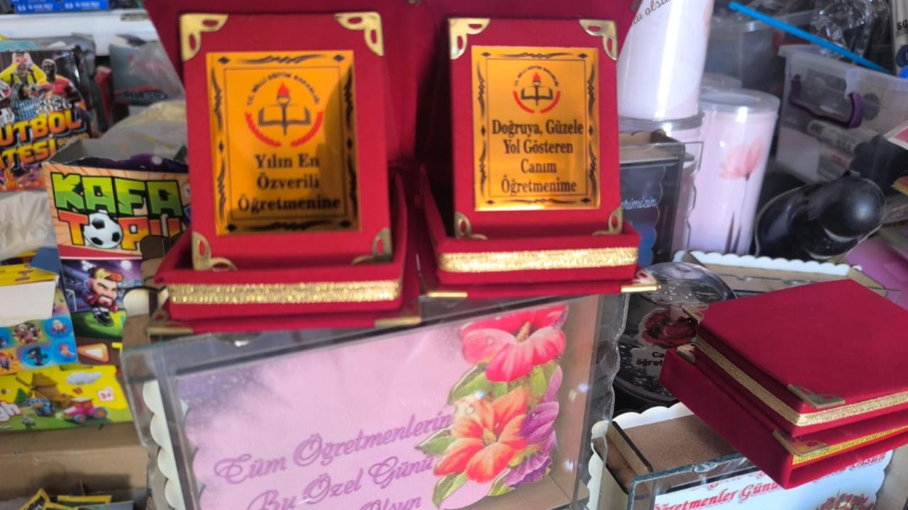 Iğdır’da Öğretmenler Günü Hediyeleri Ünsal Kırtasiye’de