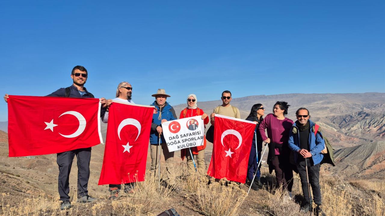 Iğdır’da Öğretmenler Günü’nde Dağcılar Saklı Şelalesi’ne Doğa Yürüyüşü Düzenledi
