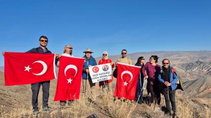 Iğdır’da Öğretmenler Günü’nde Dağcılar Saklı Şelalesi’ne Doğa Yürüyüşü Düzenledi