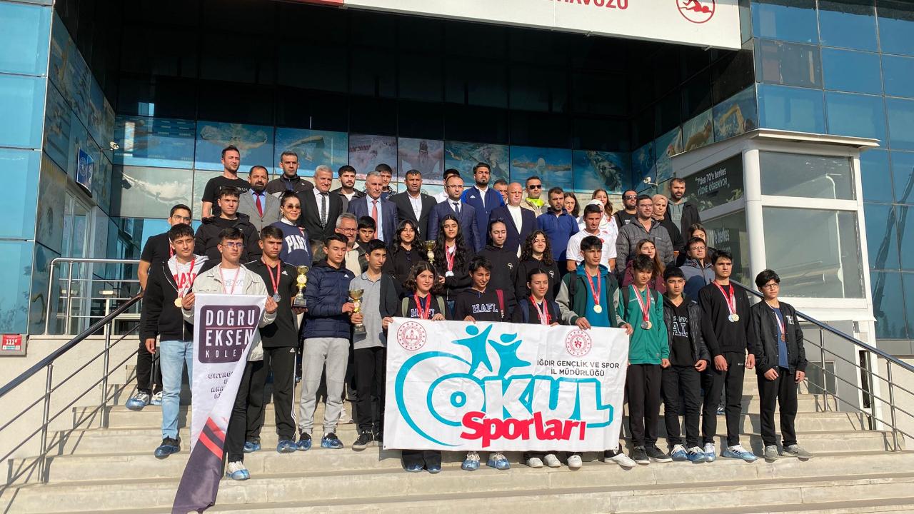 Iğdır&#039;da Okul Sporları Yüzme Müsabakalarında Dereceye Giren Sporculara Ödül Verildi