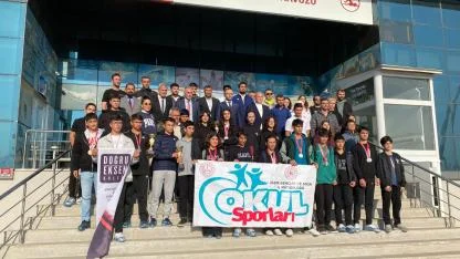 Iğdır'da Okul Sporları Yüzme Müsabakalarında Dereceye Giren Sporculara Ödül Verildi