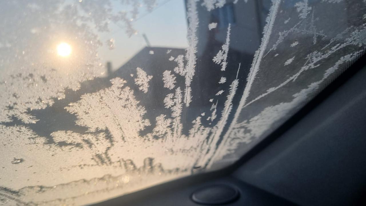 Iğdır’da sıcaklıklar eksi derecelere düştü: Araç camları buz tuttu