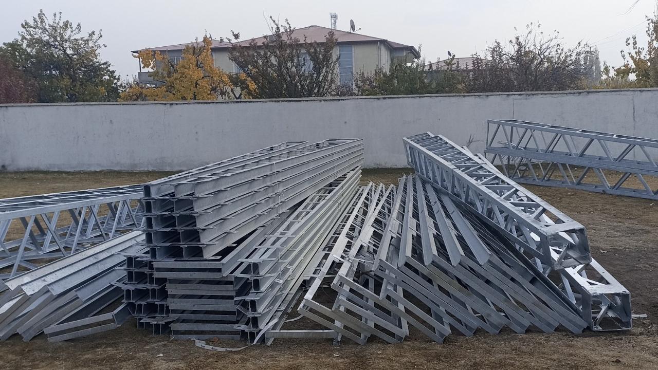 Iğdır’da Yol Ortasında Kalan Direkler Yenileniyor