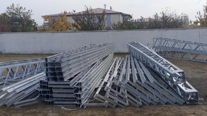 Iğdır’da Yol Ortasında Kalan Direkler Yenileniyor