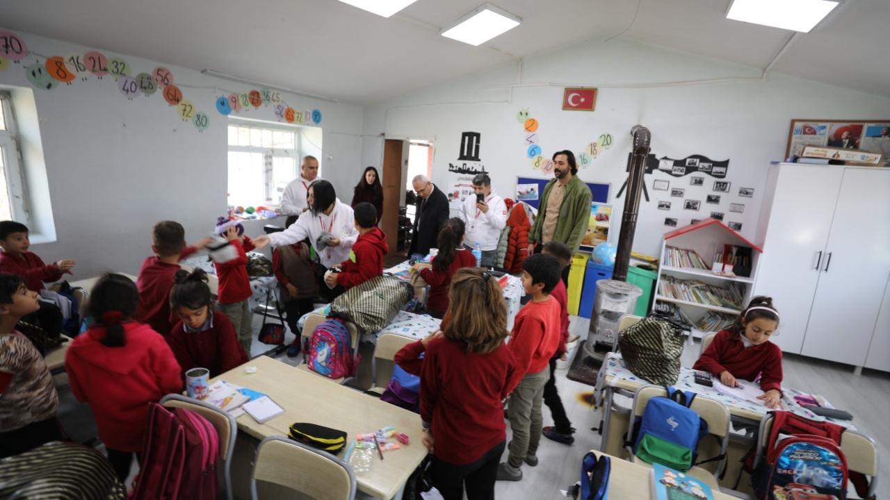 Iğdır&#039;daki 500 çocuğa yardımseverlerce bot ve mont desteği sağlandı