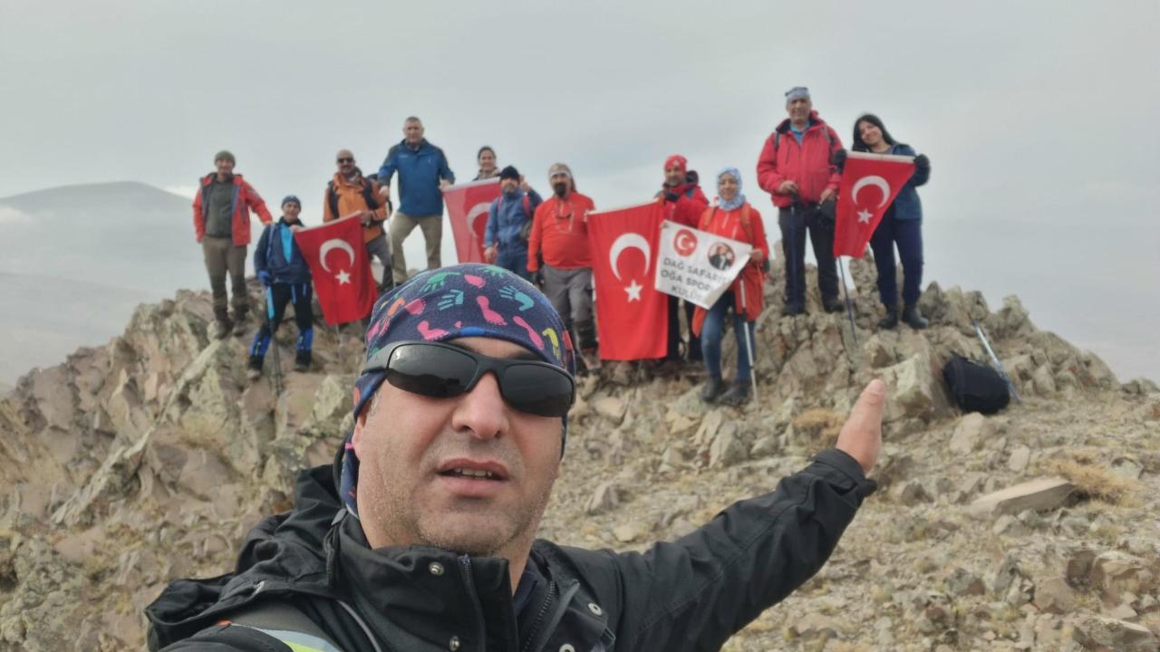 Iğdırlı dağcılar &quot;11 Aralık Uluslararası Dünya Dağlar Günü&quot;nü zirvede kutladı