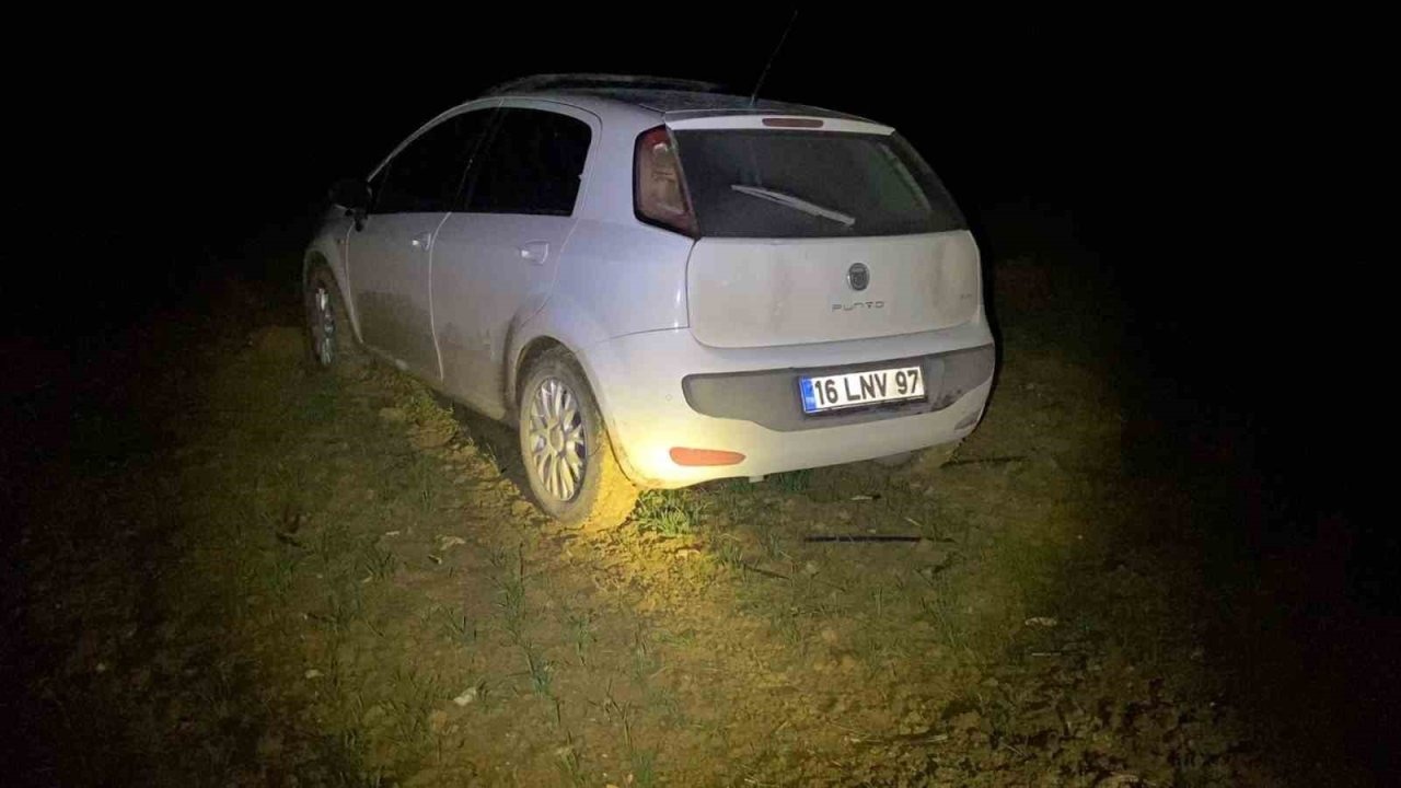 İnegöl&#039;de Polisten Kaçan Sürücü Çamura Saplandı: Ormanlık Alana Yaya Olarak Kaçtı