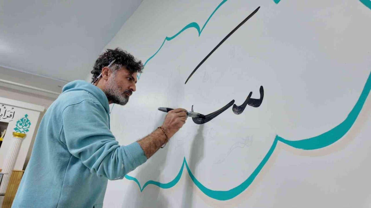 Iraklı Hattat, Van Erciş’teki Caminin Duvarlarını Hat Sanatıyla Donattı