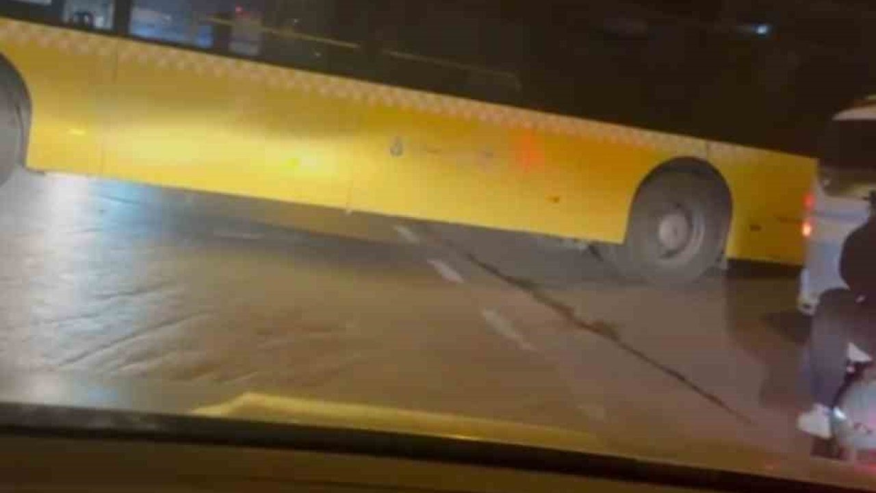 İstanbul Ataşehir&#039;de İETT Otobüsü Yol Dönüşünde Sıkıştı