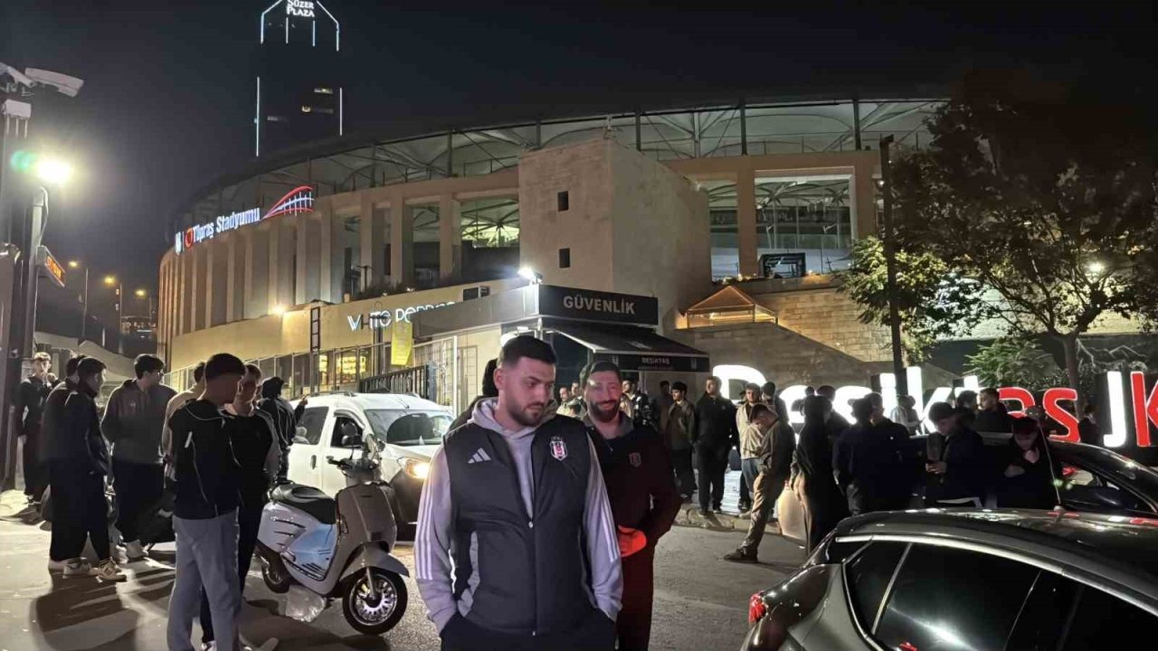 İstanbul Beşiktaş'ta Derbi Öncesi Pankart Hazırlığında Silahlı Kavga