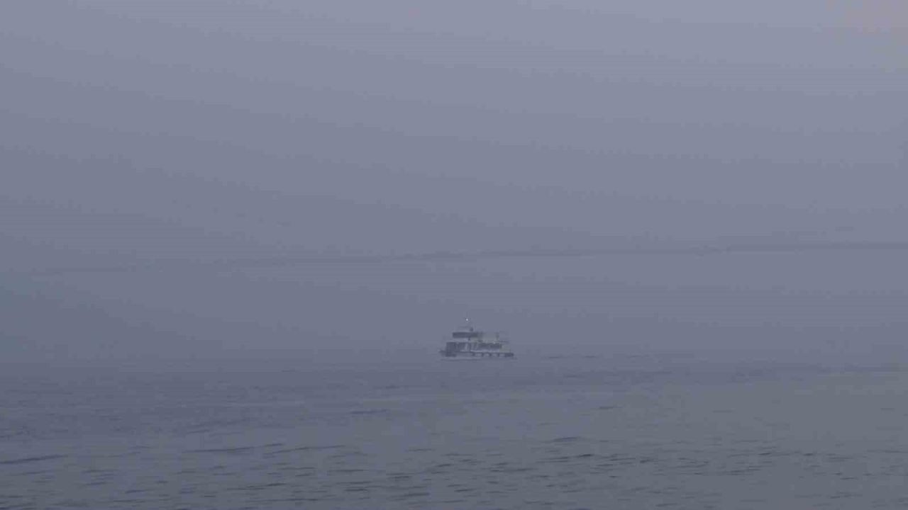 İstanbul&#039;da Yoğun Sis Sabah Saatlerinde de Etkili Oldu: Boğaz ve Tarihi Yapılar Siste Kayboldu