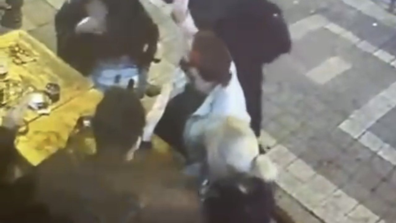 Kadıköy&#039;de Dehşet Veren Saldırı: Eğlence Mekanı Önünde Kadını Yakmaya Çalıştı