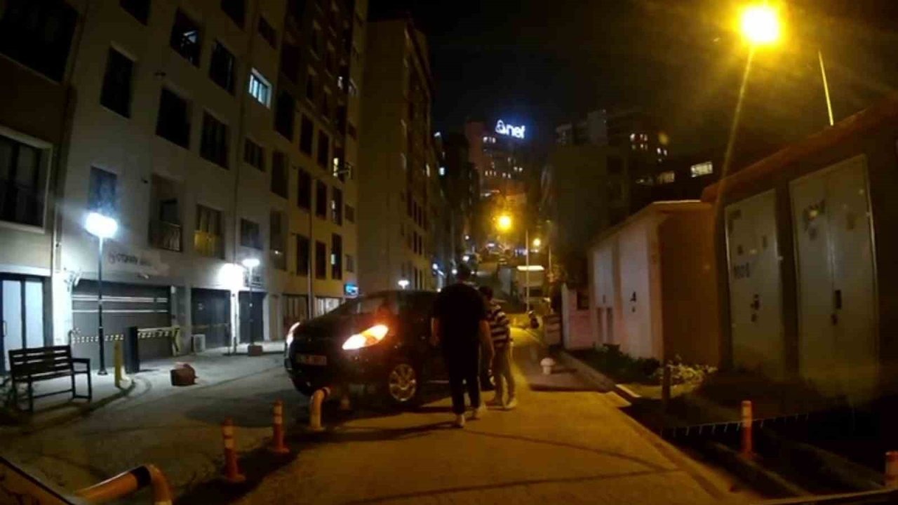 Kağıthane’de Ters Yön Kazası: Bariyerin Üzerine Çıkan Otomobil Askıda Kaldı