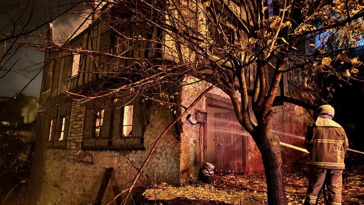 Karabük Safranbolu&#039;da 150 Yıllık Tarihi Konak Yandı, 7 Kişi Son Anda Kurtuldu