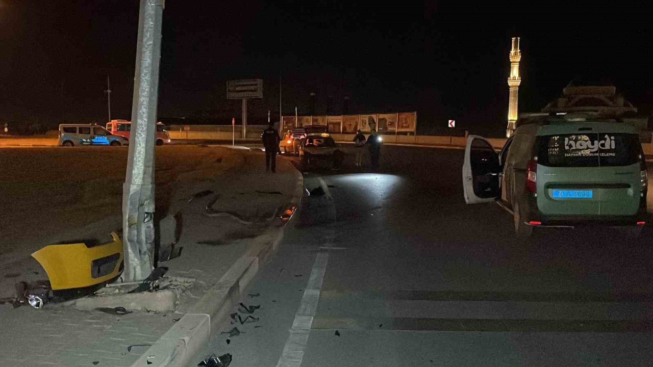 Karaman’da Ticari Taksi Direğe Çarptı: Sürücü Kazayı Yara Almadan Atlattı