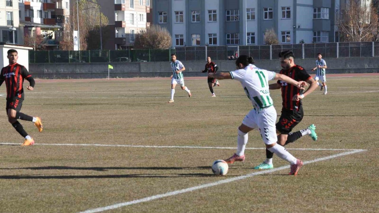 Kars 36 Spor Şampiyonluktan Uzaklaşıyor: Hakkari Zap Spor&#039;a Takıldı