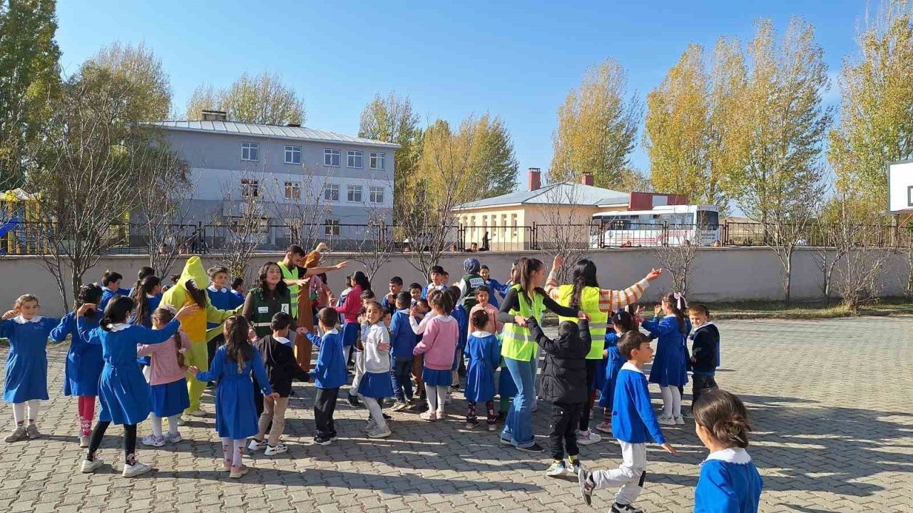 Kars Yeşilay&#039;dan &quot;Köyümüzde El Ele&quot; Projesi: Minik Yüreklere Bağımlılıkla Mücadele Eğitimi