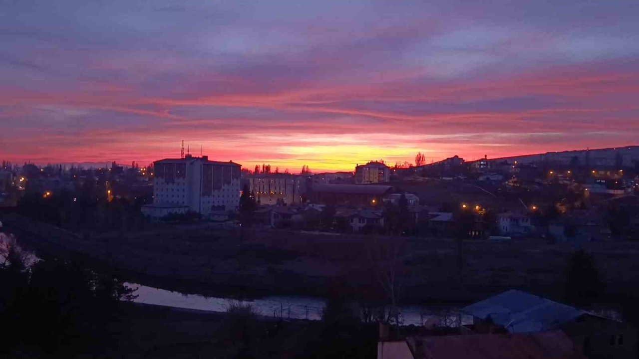 Kars’ta Gün Batımı Manzarası Büyüledi: Gökyüzü Kızıla Büründü