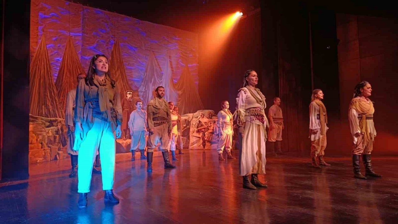 Kars’ta Milli Mücadelenin Kahraman Kadınları Sahnelendi