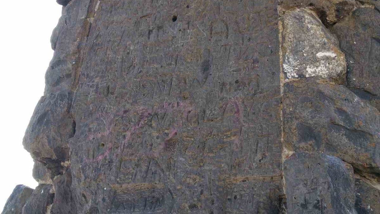 Kars&#039;taki &quot;Evliya Tepesi&quot;ndeki Gizemli Yapı Sırrını Koruyor