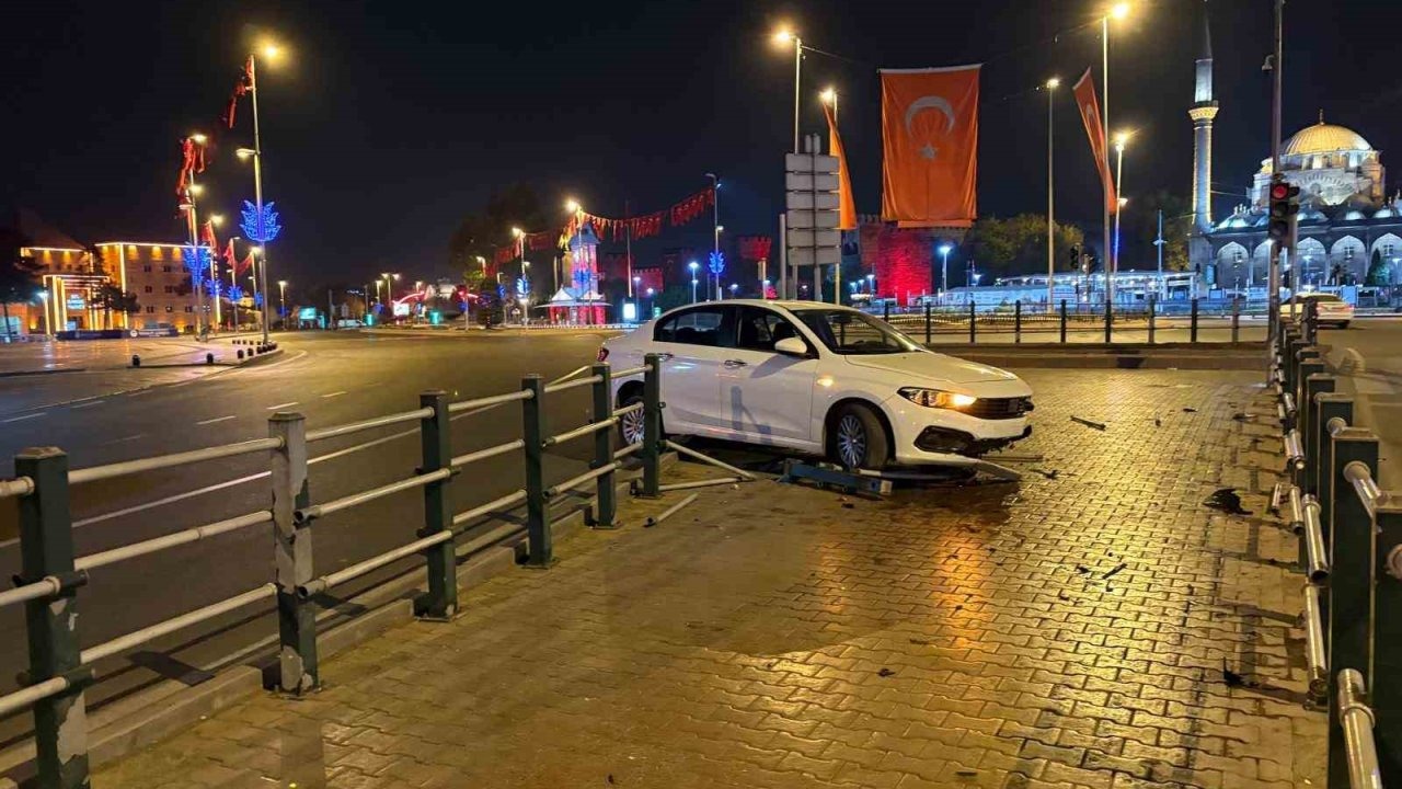 Kayseri’de Seyir Halindeyken Uyuyan Sürücü Bariyerlere Girdi