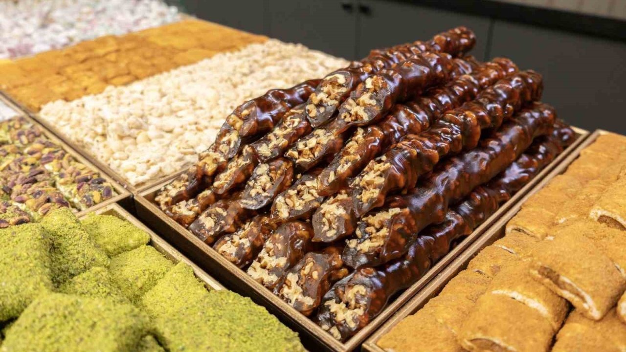 Kış Soğukları Başladı, Yöresel Lezzetlere Talep Arttı: Cevizli Pekmezli Sucuk Piyasada Gözde!