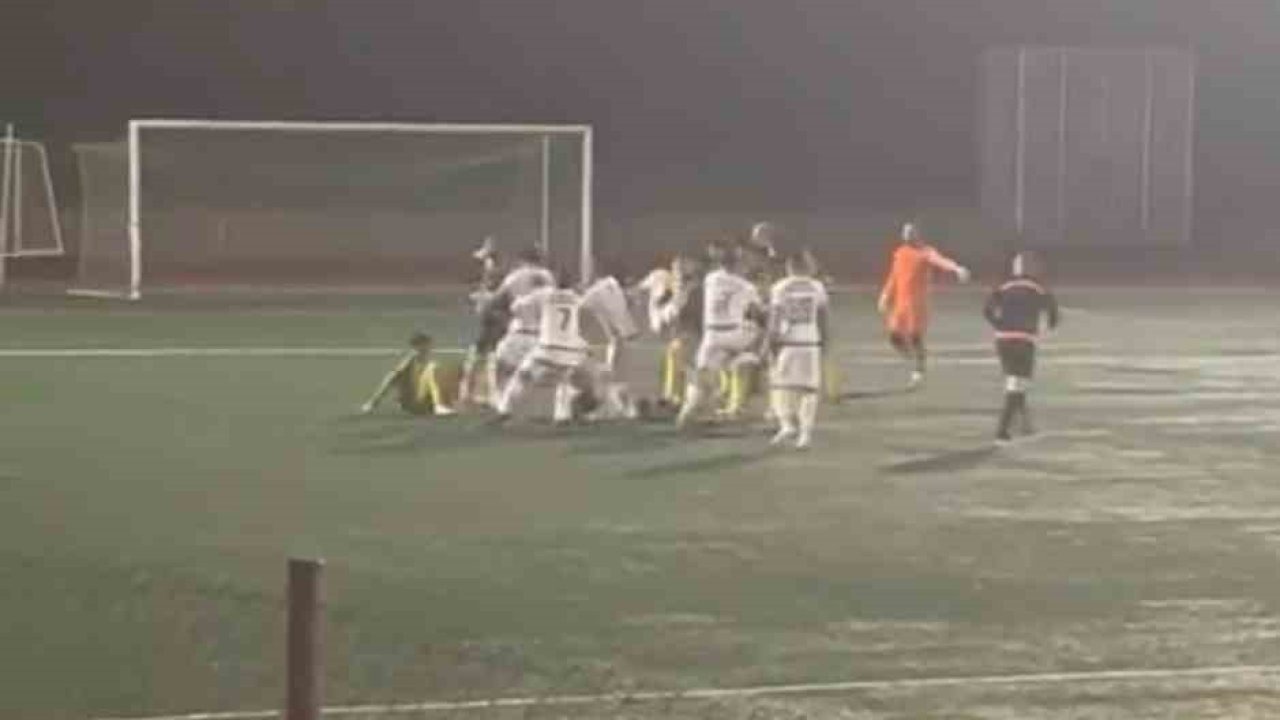 Kocaeli&#039;de Amatör Maçta Saha Karıştı: Futbolcuların Kavgası Kamerada