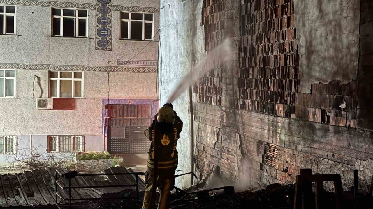 Küçükçekmece’de Geri Dönüşüm Tesisi Yandı: Tesis Küle Döndü