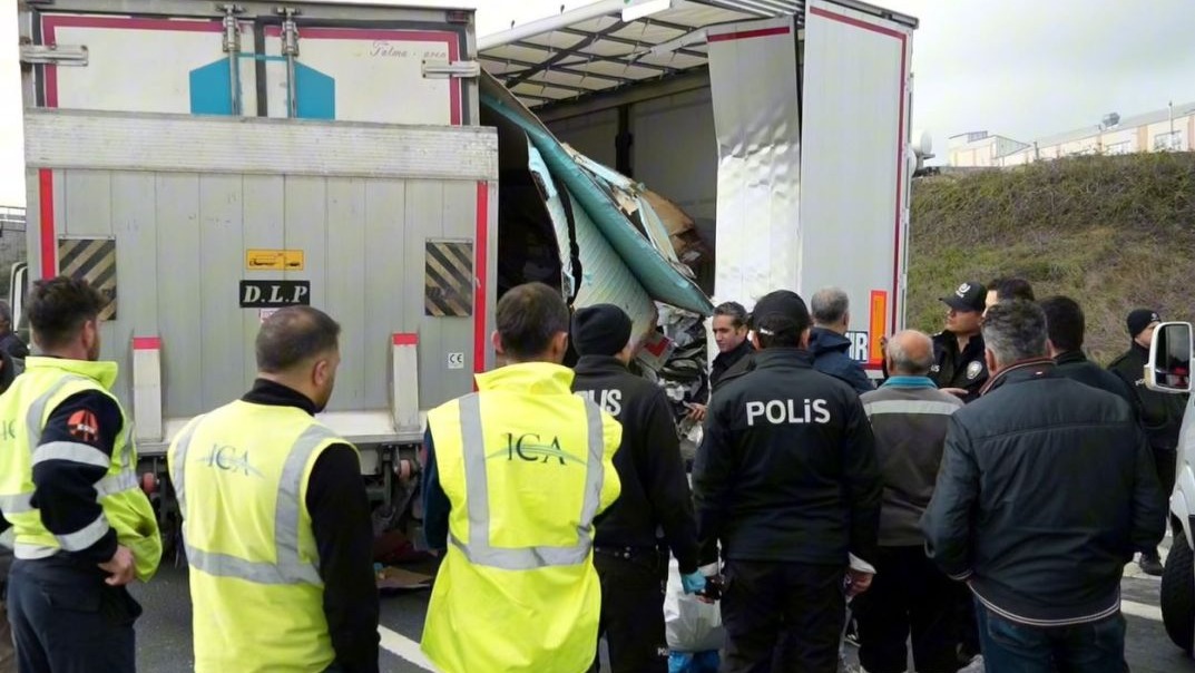 Kuzey Marmara Otoyolu&#039;nda Feci Kaza: Geri Geri Giden Tıra Çarpan Kamyonette 1 Ölü, 1 Yaralı