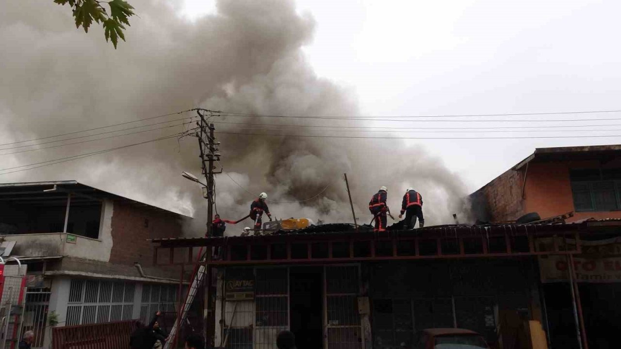 Malatya Küçük Sanayi Sitesi&#039;nde Yangın: Maddi Hasar Oluştu