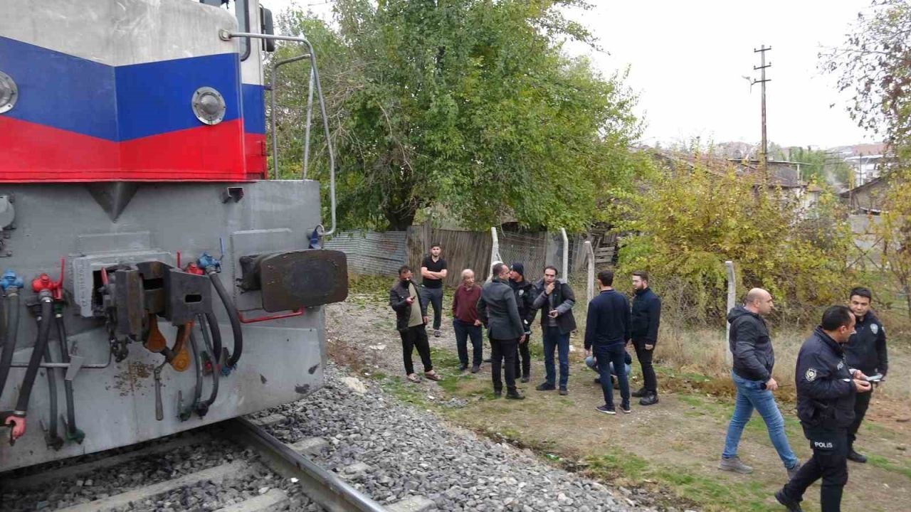 Malatya’da Yük Treni Çarptı: Raylara Düşen Bir Kişi Yaralandı