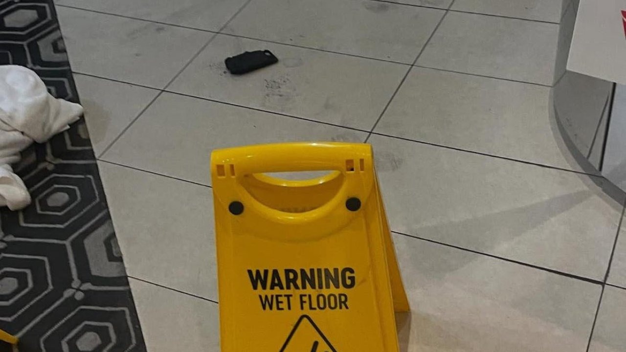 Melbourne Havalimanı&#039;nda Korku Dolu Anlar: Cepteki Şarj Cihazı Alev Aldı, 1 Kişi Yaralandı