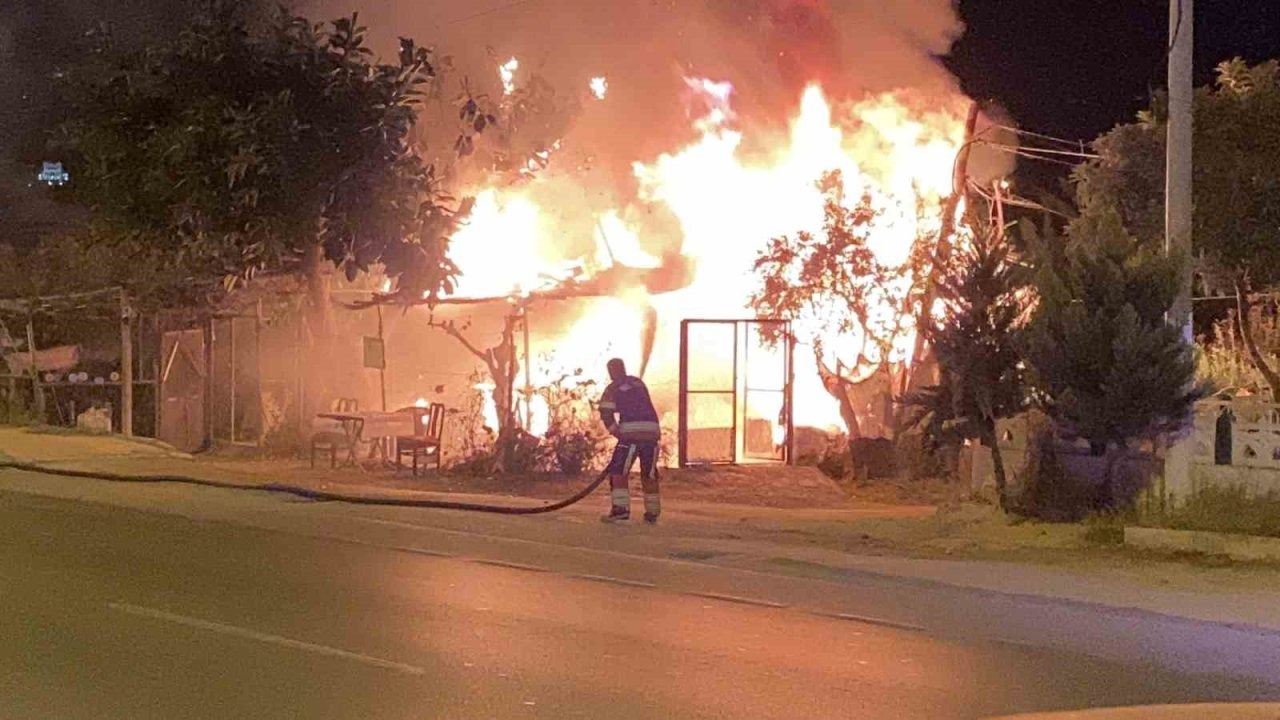 Mersin Erdemli&#039;de Petrol İstasyonuna Yakın Barakada Korkutan Yangın: Mutfak Tüpleri Paniğe Neden Oldu