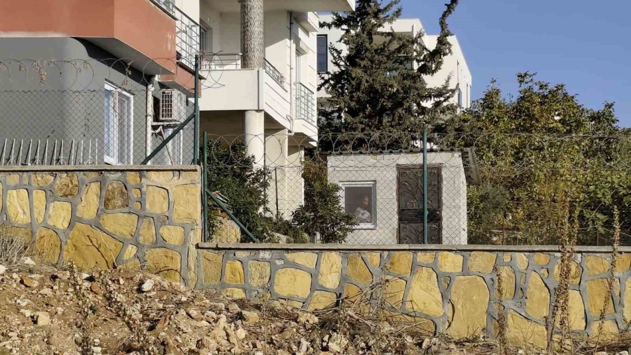 Mersin’de Engelli Kadın Bahçedeki Kulübede Yaşıyor: Vasi Abla &quot;Vicdanım Rahat&quot; Dedi