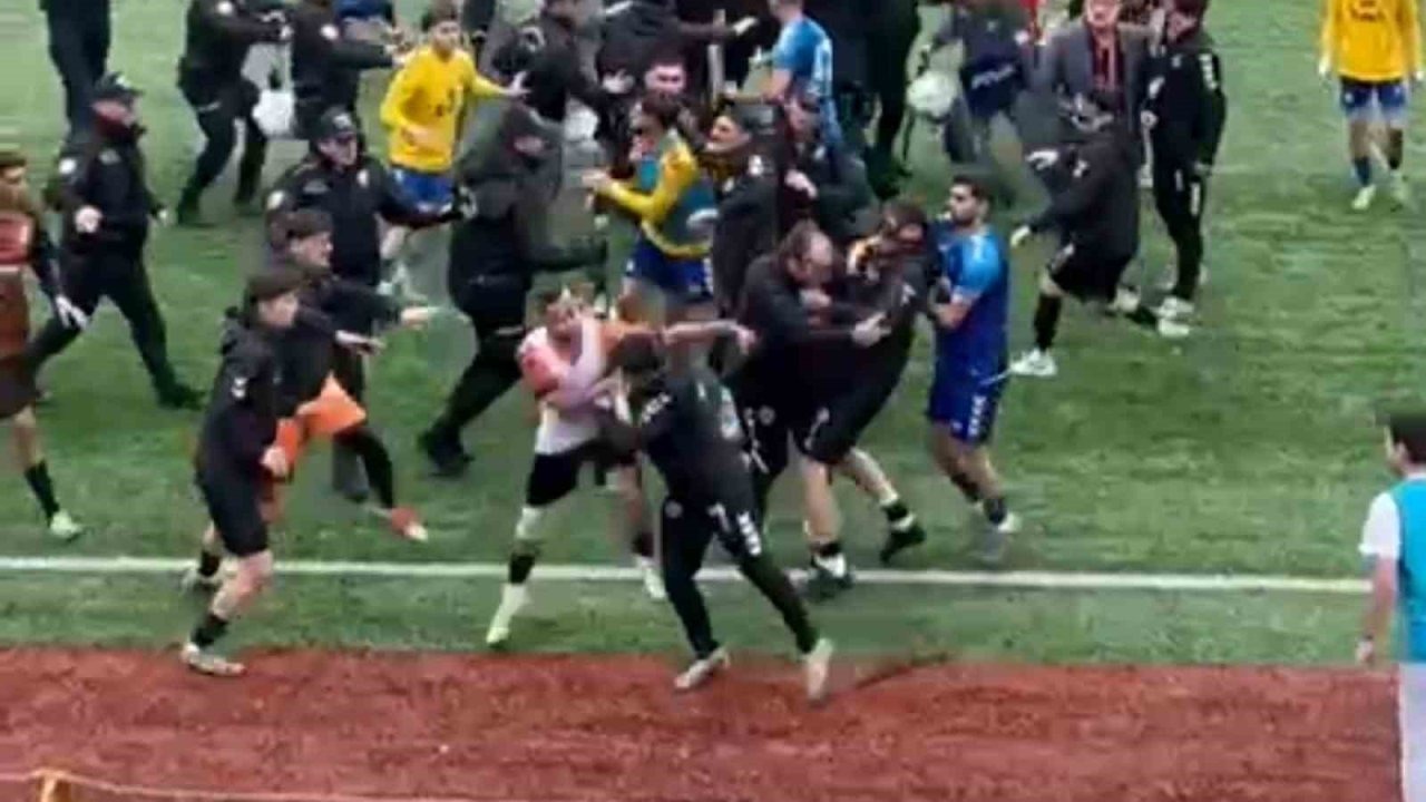 Murgul’da BAL Maçı Boks Ringine Döndü: İlk Yarı Sonunda Yumruklu Kavga