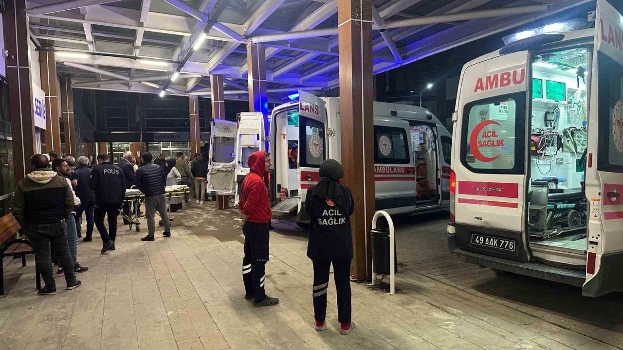 Muş Malazgirt’te Öğretmenleri Taşıyan Taksi Takla Attı: 7 Yaralı