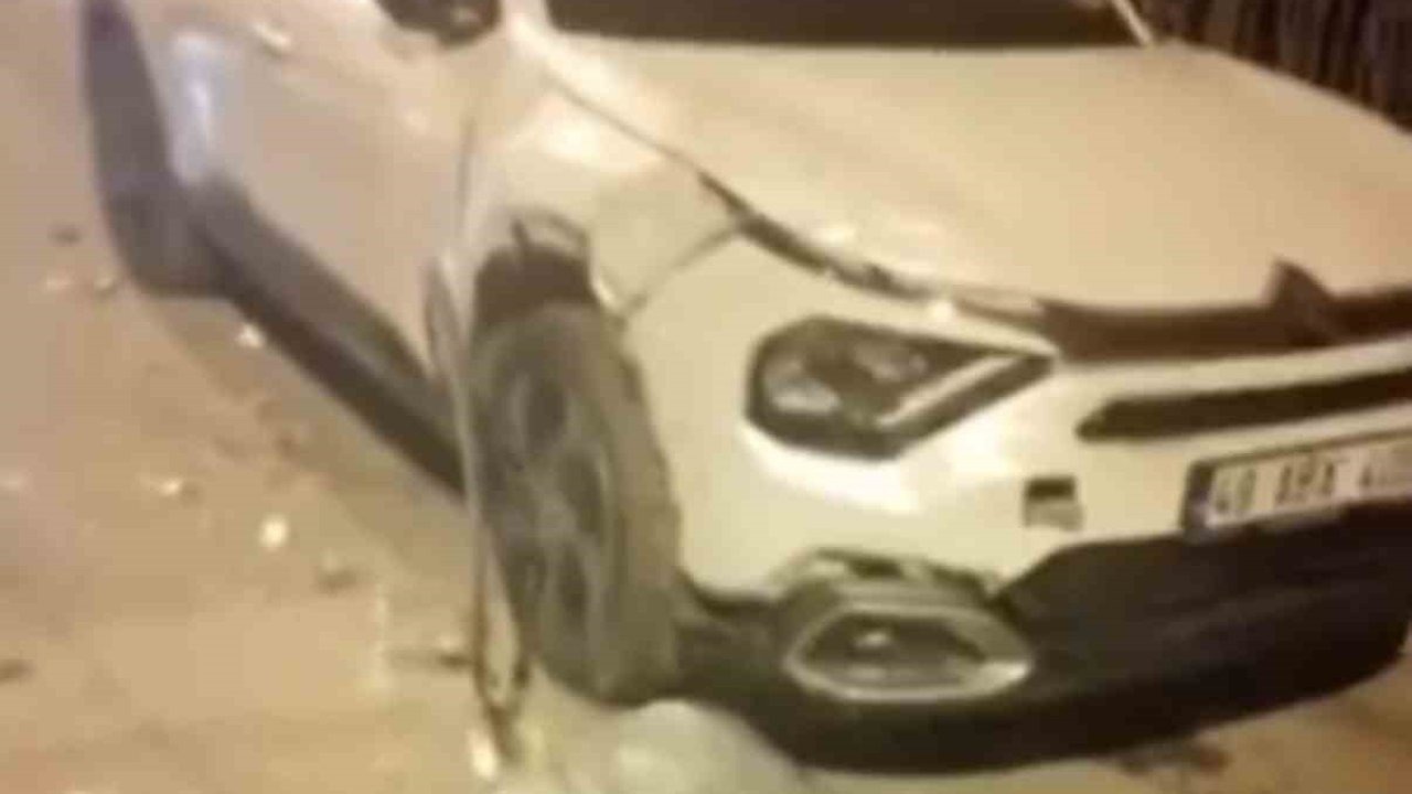 Muş&#039;ta Alkollü Olduğu İddia Edilen Sürücü, 5 Park Halindeki Araca Çarpıp Kaçtı!