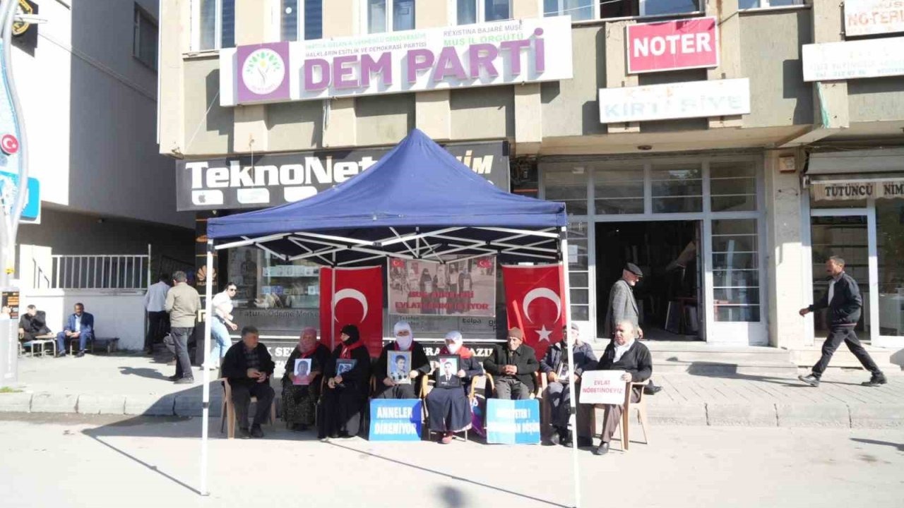 Muş&#039;ta Evlat Nöbeti Devam Ediyor: Anneler, Çocuklarına &quot;Gel Teslim Ol&quot; Çağrısı Yaptı