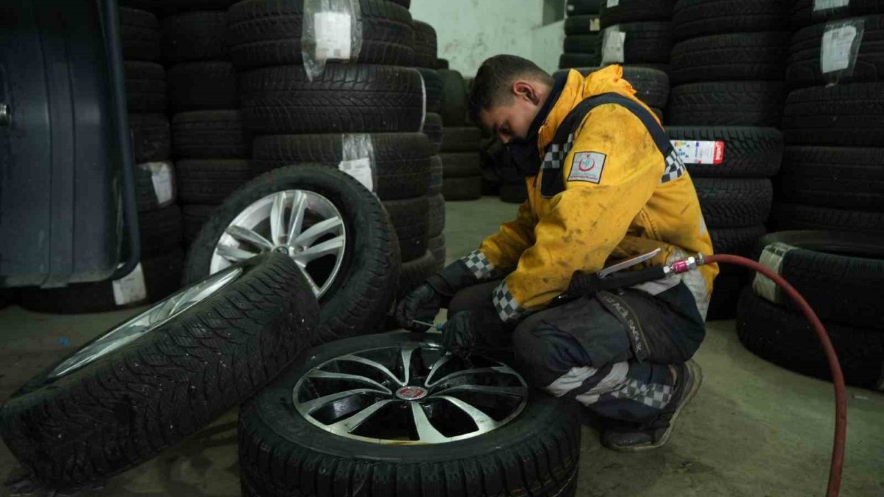 Muş’ta Kahramanlık Anları: Lastik Ustası Tavuğu Köpek Saldırısından Kurtardı