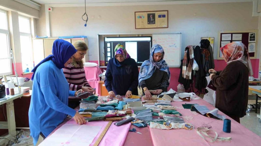 Muş’ta Kursiyer Kadınlardan Çifte Başarı: Hem Meslek Hem Köy Çocuklarına Hediye