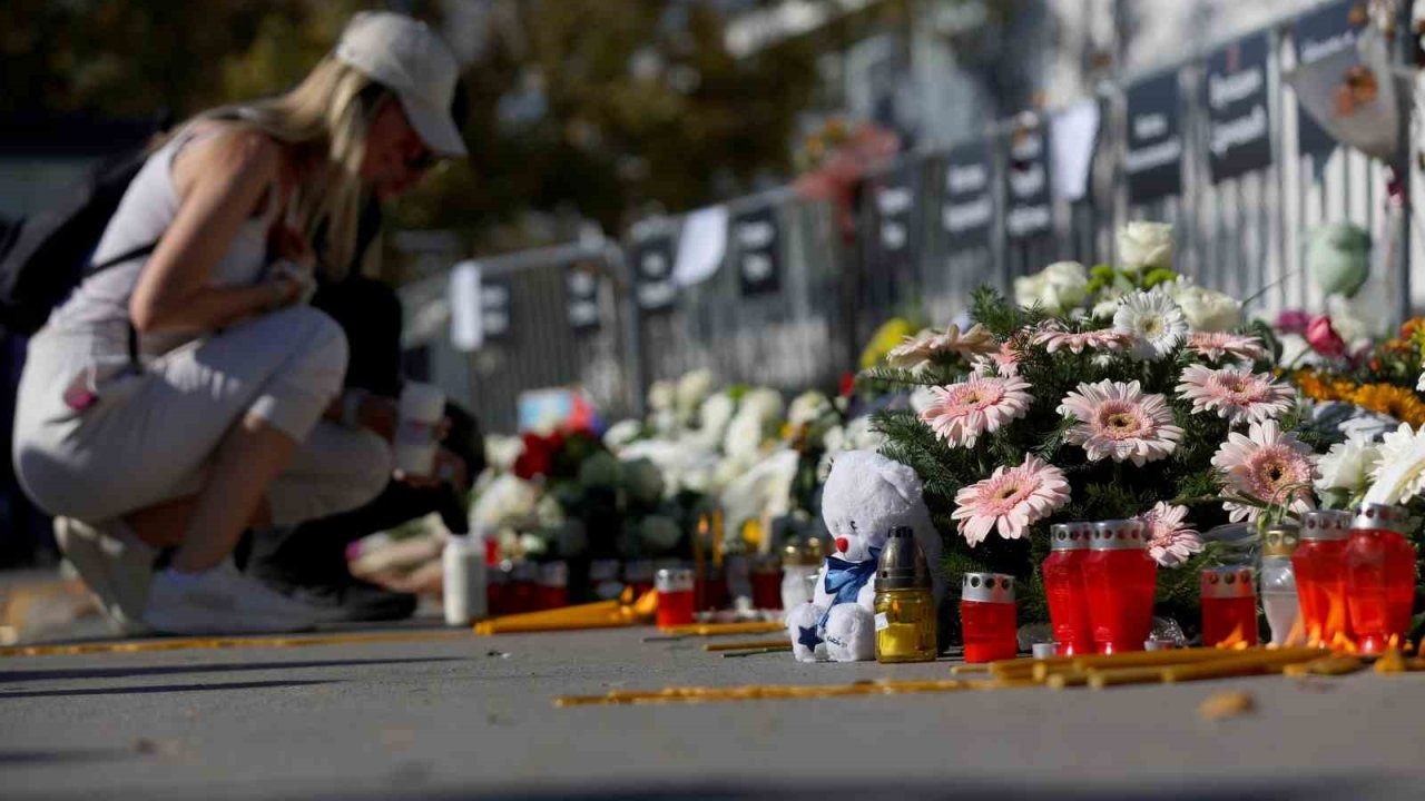 Novi Sad Faciasının Yıldönümünde Sırbistan’da On Binlerce Kişi Protesto Düzenledi