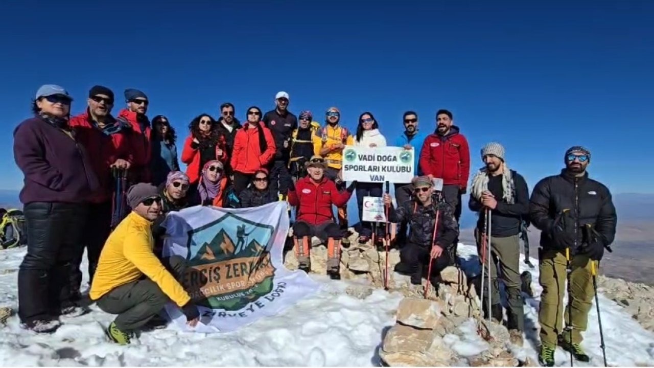 Öğretmenler Günü’nü Zirvede Kutladılar: Artos Dağı Tırmanışı