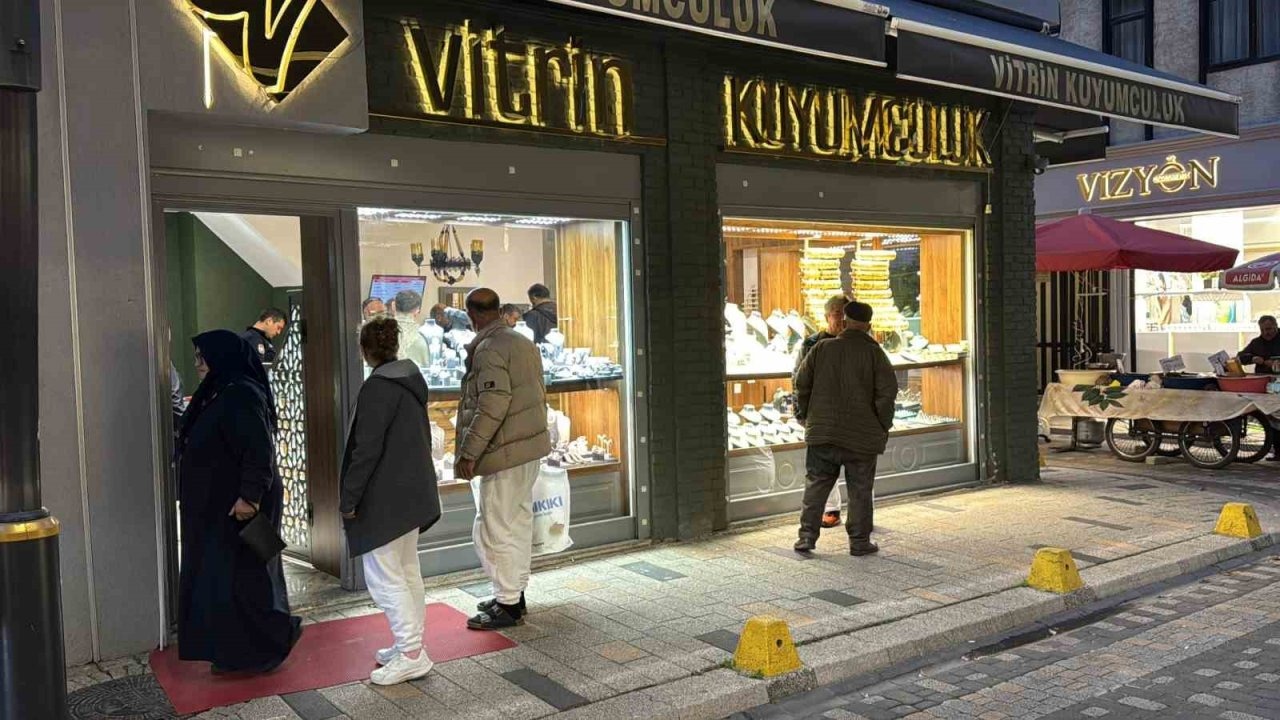 Ordu&#039;da Şok Eden Hırsızlık: Müşteri Kılığındaki Şahıs 2 Milyon TL&#039;lik Altınla Kayboldu!