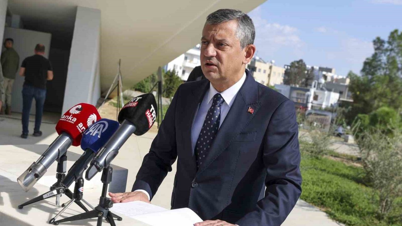 Özgür Özel KKTC Ziyaretine Anıt Mezarlarla Başladı