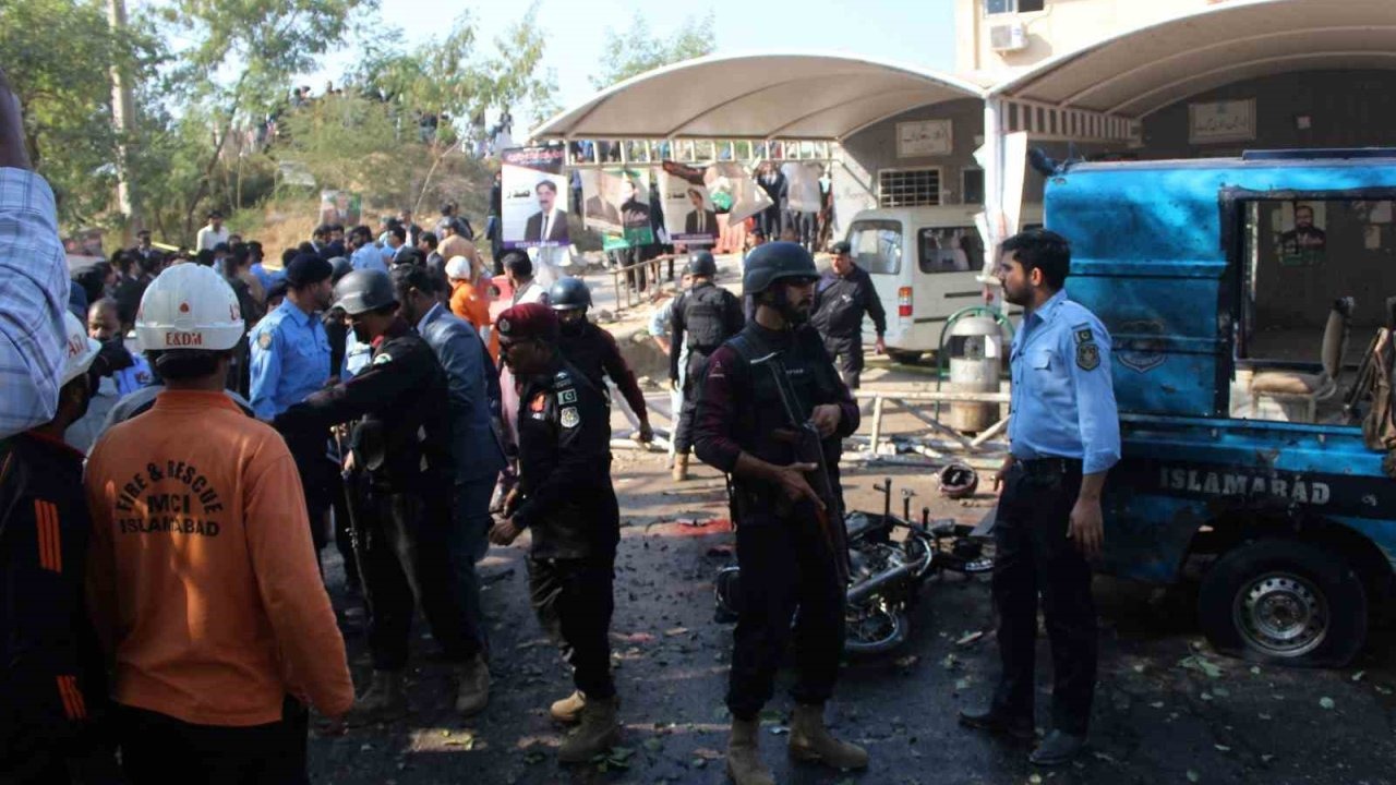 Pakistan’da Yüksek Mahkeme Önünde İntihar Saldırısı: TTP Üstlendi, Başbakan Şerif Hindistan’ı Sorumlu Tuttu