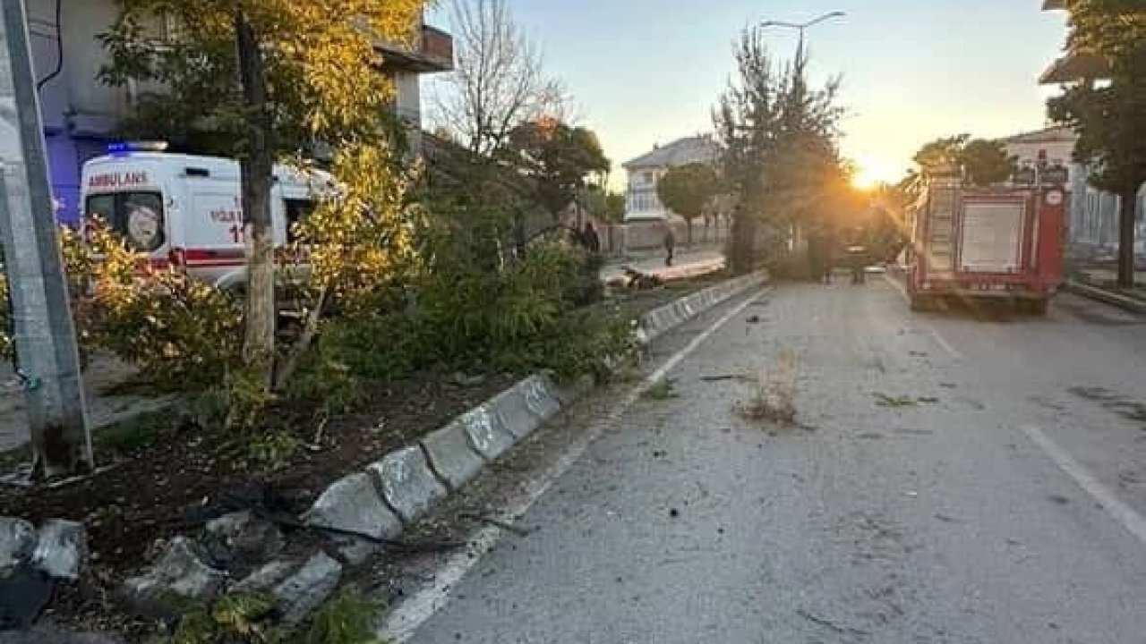 💥 Patnos&#039;ta Ağaca Çarpan Otomobil Devrildi: 2 Yaralı