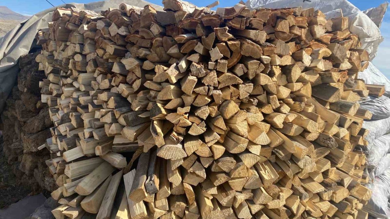 Patnos’ta Kış Hazırlıkları Hızlandı: Vatandaşlar Odunlarını İstifliyor