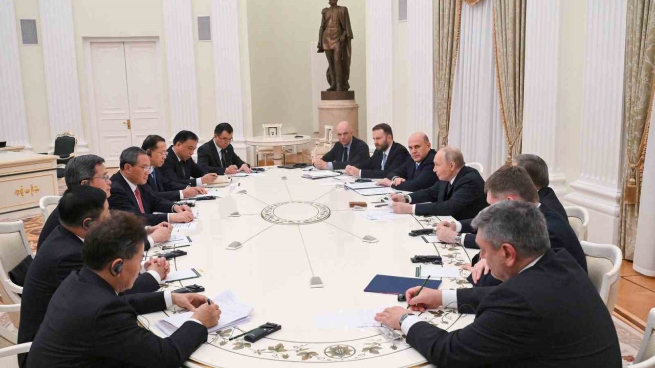 Putin ve Li Qiang Moskova&#039;da Bir Araya Geldi