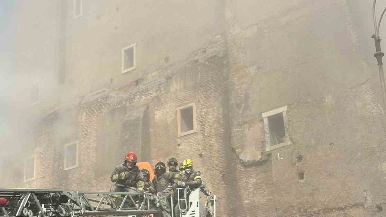 Roma’daki Tarihi Torre dei Conti Kulesi Kısmen Çöktü: 1 İşçi Enkaz Altında Kaldı