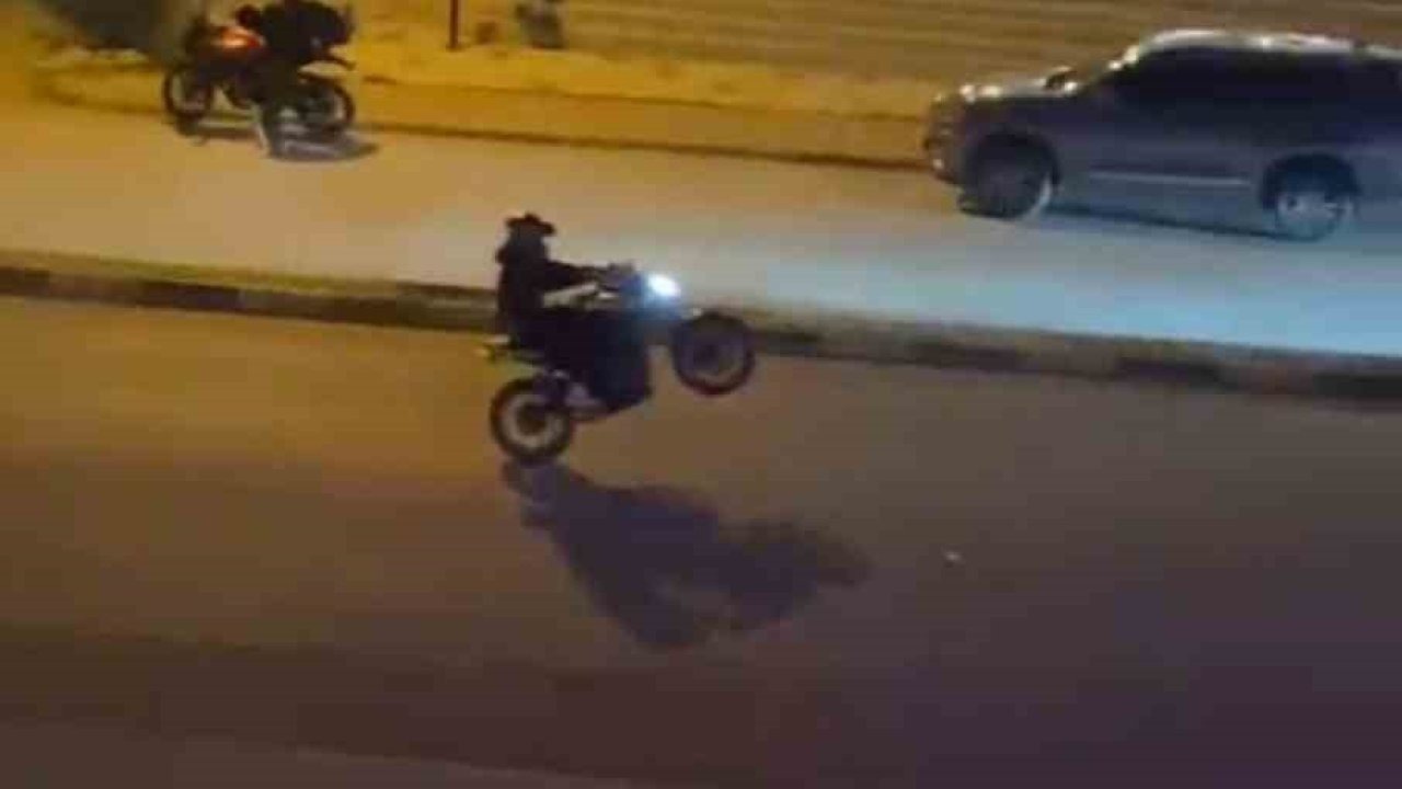 Safranbolu&#039;da Motosikletlilerin Tek Teker Üzerinde Tehlikeli Yolculuğu Kamerada